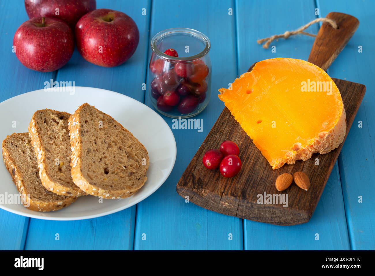Mimolette, tipo di formaggio insieme con aggiunta di pane e di mirtilli rossi freschi Foto Stock