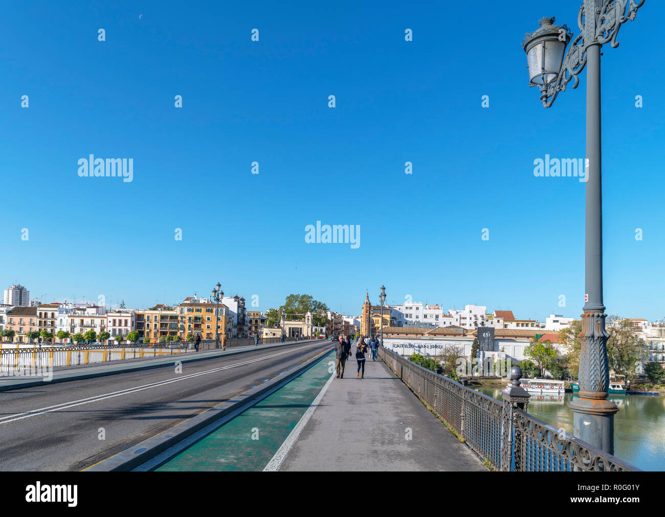 Vista in direzione di Castillo San Jorge e Triana dal Puente San Telmo, Siviglia ( Sevilla ), Andalusia, Spagna Foto Stock