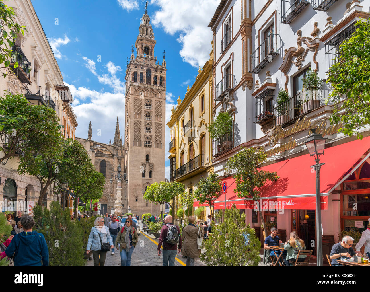 Siviglia, Spagna. Caffè in calle Mateos Gago guardando verso la torre Giralda e la Cattedrale, il quartiere di Santa Cruz, Sevilla, Andalusia, Spagna Foto Stock