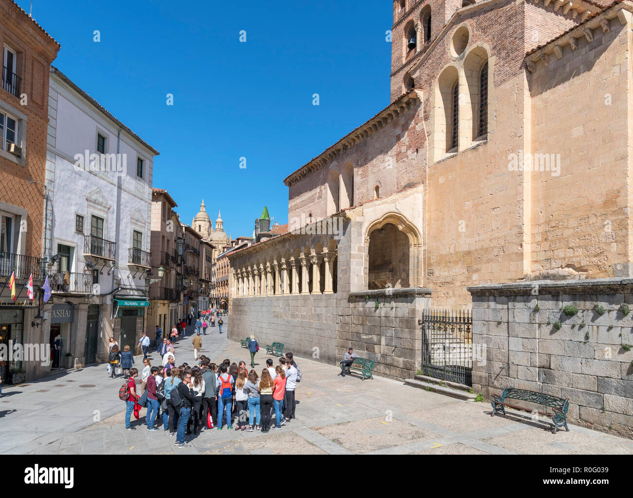 Gruppo di studenti nella Plaza de San Martin al di fuori del XII secolo la chiesa di San Martino a Segovia, Castilla y Leon, Spagna Foto Stock
