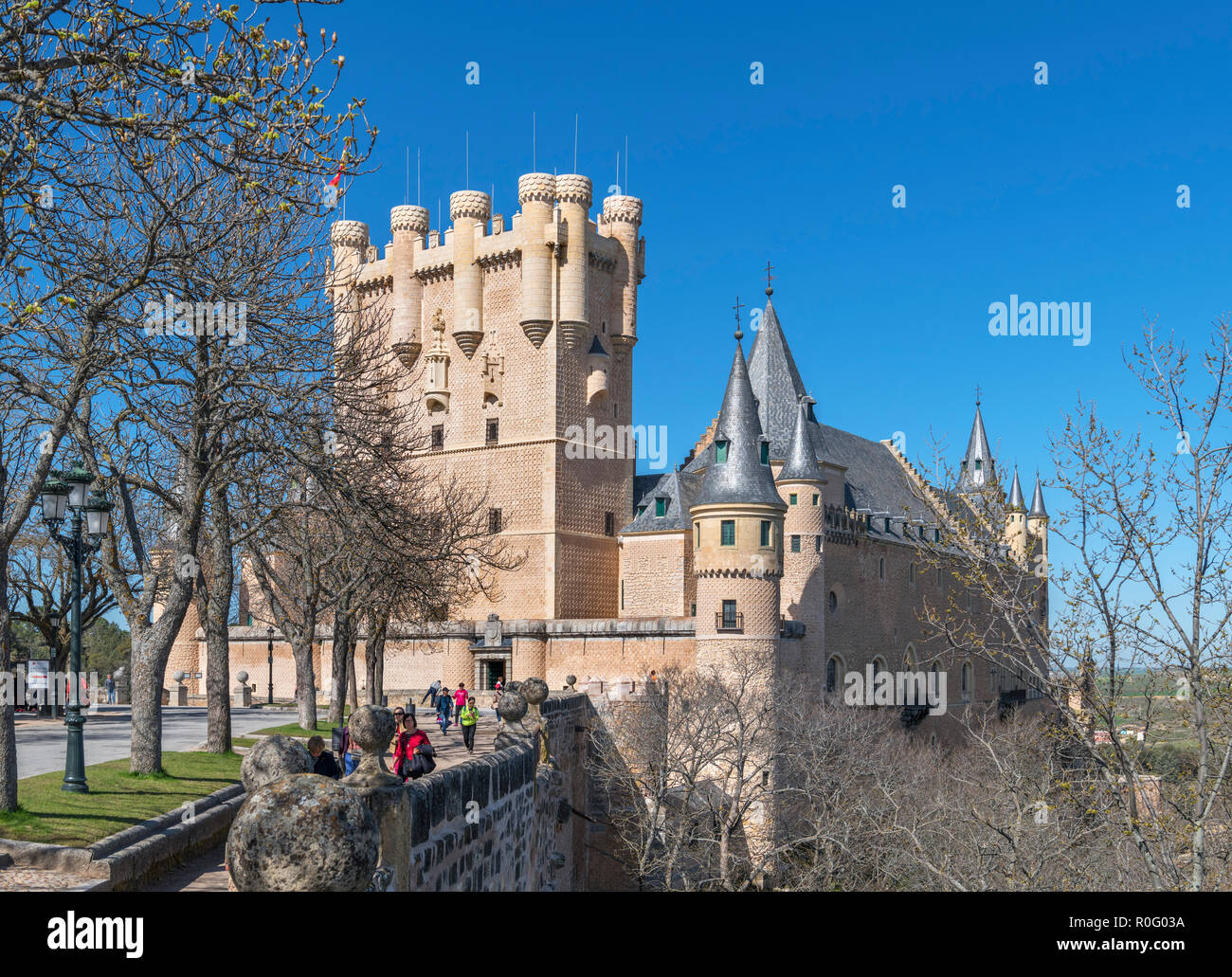 L'Alcazar e dalla Plaza Reina Victoria Eugenia, Segovia, Castilla y Leon, Spagna Foto Stock