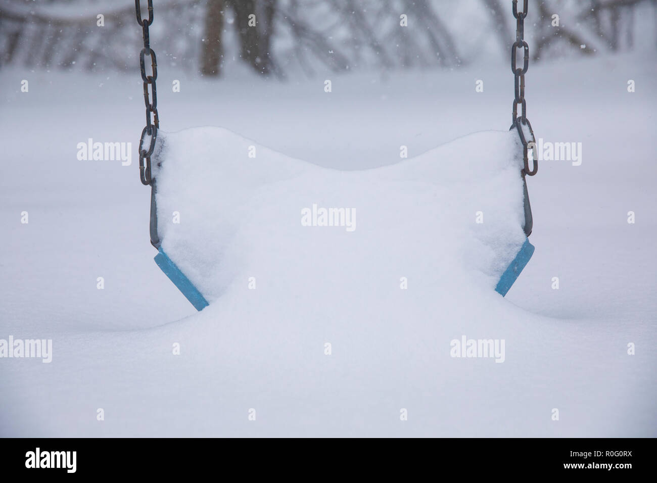 Attrezzature per parchi giochi sepolto nella neve durante una bufera di neve che ha lasciato più di tre metri di neve nello Stato di New York. Foto Stock