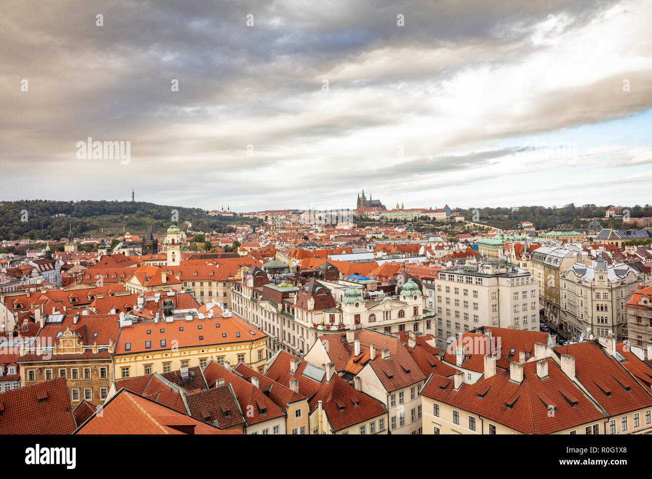 Vista aerea della città di Praga, nella Repubblica ceca, in un giorno nuvoloso Foto Stock