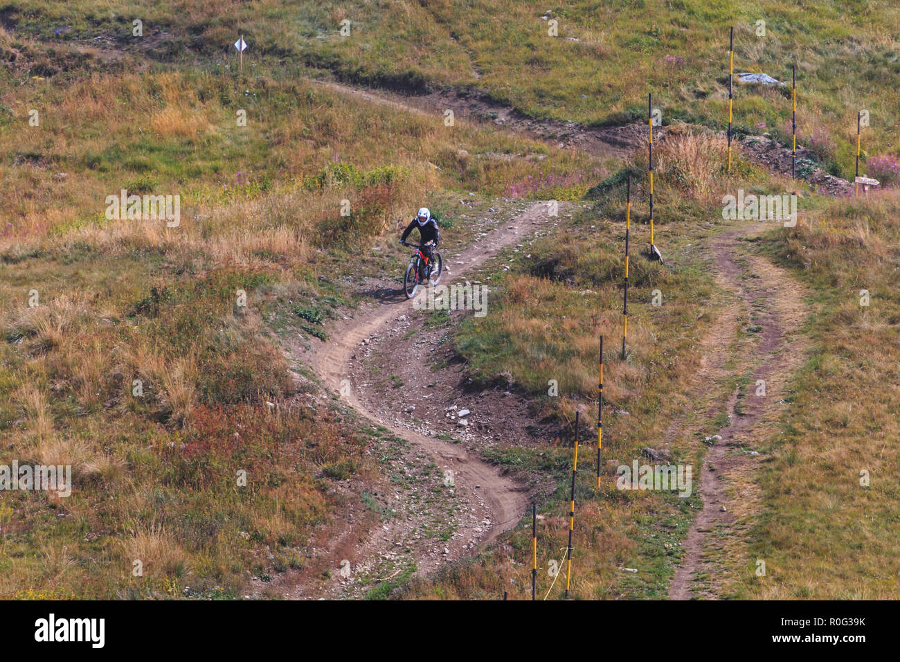 Uomo di equitazione Bicicletta di montagna in discesa in Francia Foto Stock