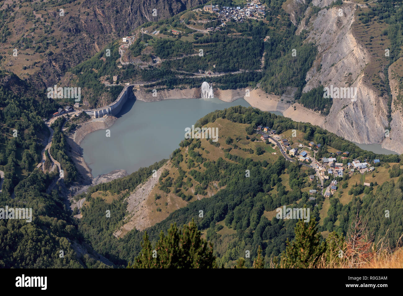 Il lago di 'Lac du Chambon' top vista dalla montagna in estate Foto Stock