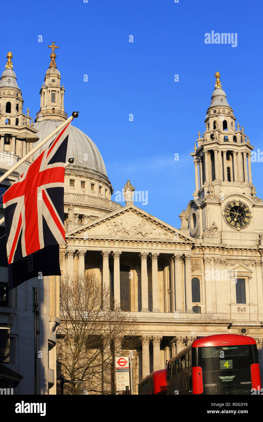 La Cattedrale di St Paul nella City di Londra, su un luminoso giorno di primavera, in Inghilterra, Regno Unito Foto Stock