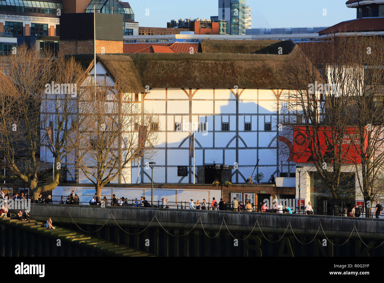 Il Globe Theatre sulla riva sud del Tamigi, su un luminoso giorno di primavera, a Londra, Regno Unito Foto Stock