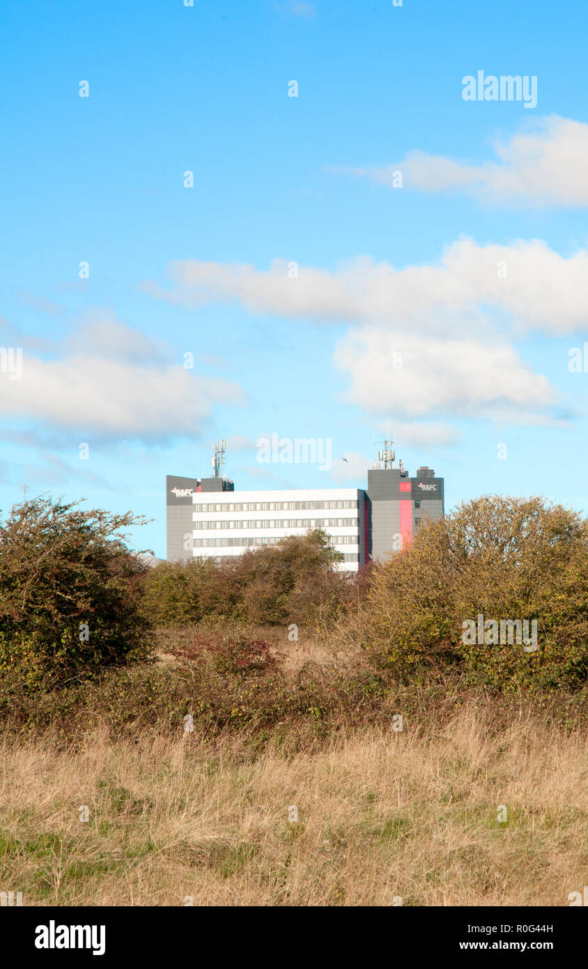 Blackpool e Fylde college palazzo visto da tutta l'area faunistica di . Area surrounced dal business park station wagon houseing College e la strada principale Foto Stock