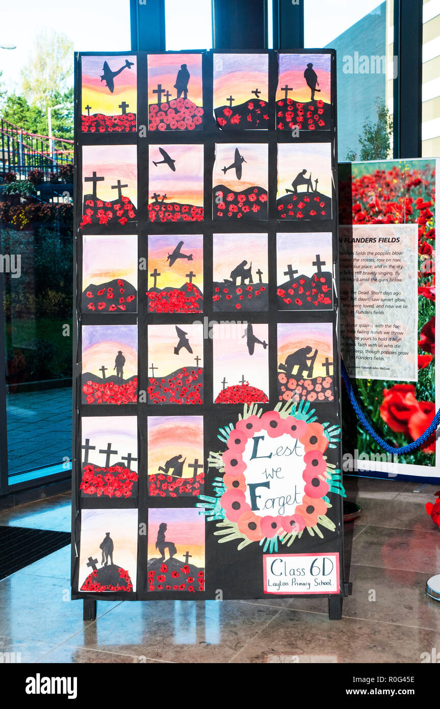 Poster commemorativo per commemorare i 100 anni dalla fine della guerra mondiale 1 progettato da i ragazzi della scuola media locale Blackpool Victoria Hospital England Regno Unito Foto Stock