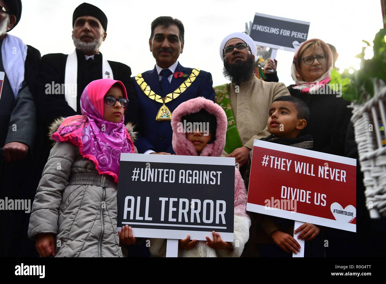 Le persone prendono parte a una marcia contro l'odio e il terrore, organizzato da ruotare per amore, nel centro di Londra. Foto Stock