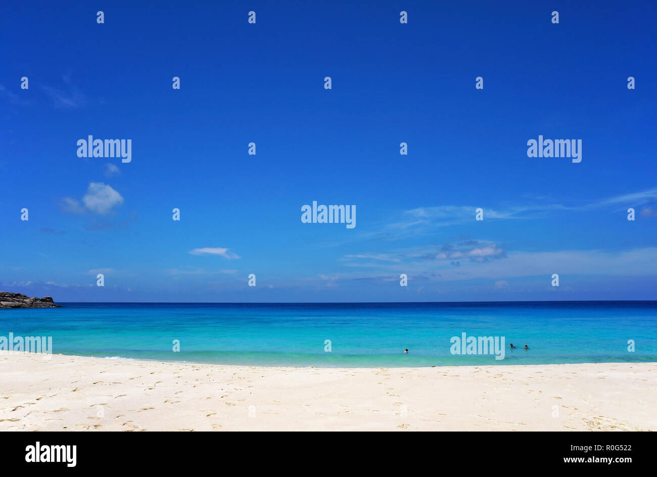 Scenic seascape di azzurro Oceano trasparente acqua e cielo blu. Spiaggia tropicale con sabbia bianca. Scenario idilliaco della località balneare. Viaggi esotici destin Foto Stock
