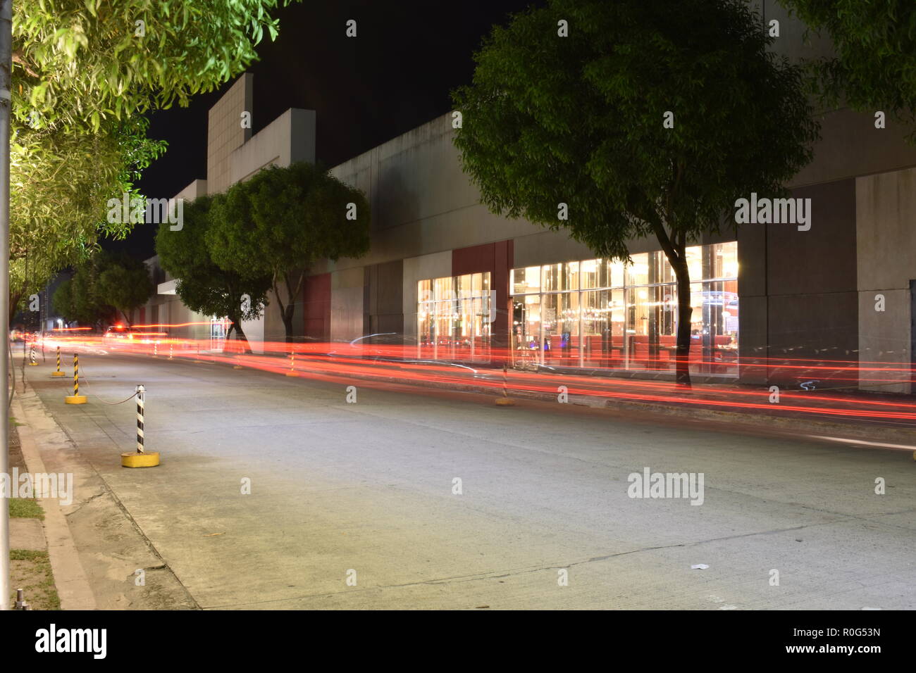 Luci di sentiero lungo la strada della città Foto Stock