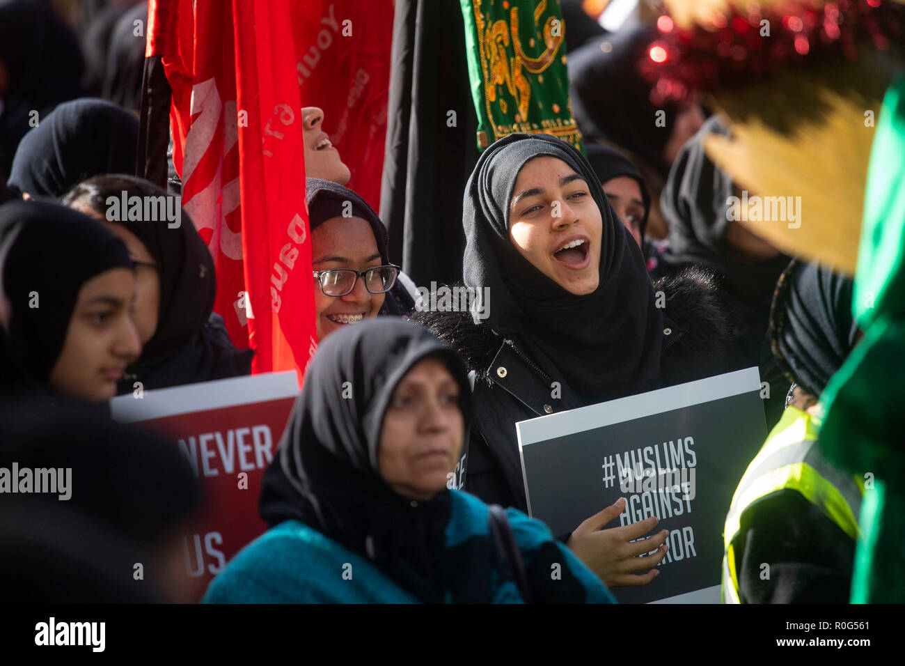 Le persone prendono parte a una marcia contro l'odio e il terrore, organizzato da ruotare per amore, nel centro di Londra. Foto Stock