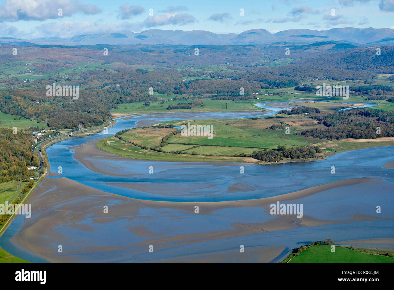 Una veduta aerea della tomaia raggiunge di Morecambe Bay, Greenodd, southern Lake District, North West England, Regno Unito, laghi montagne dietro Foto Stock