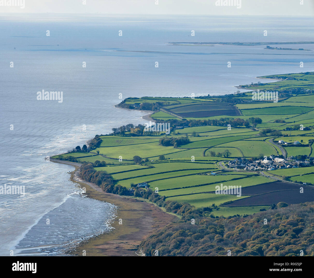 La costa meridionale del distretto del lago, a ovest di Ulverston, Morecambe Bay, a nord ovest dell'Inghilterra, Regno Unito, guardando ad ovest al mare d' Irlanda Foto Stock