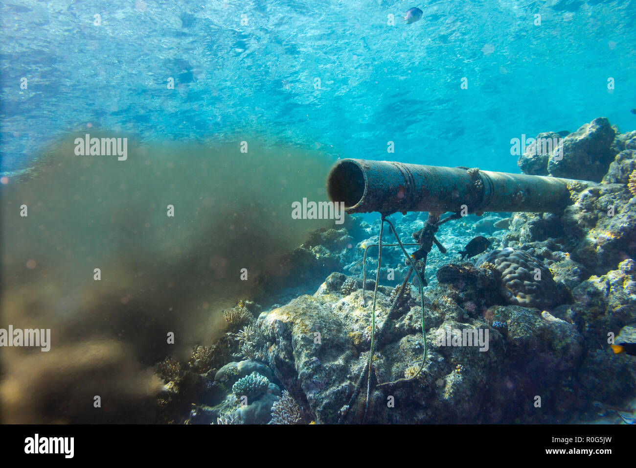 Subacquea refluo fognario tubazione nella barriera corallina ambiente protezione della natura danno inquinamento oceano mare sfondo concept Foto Stock