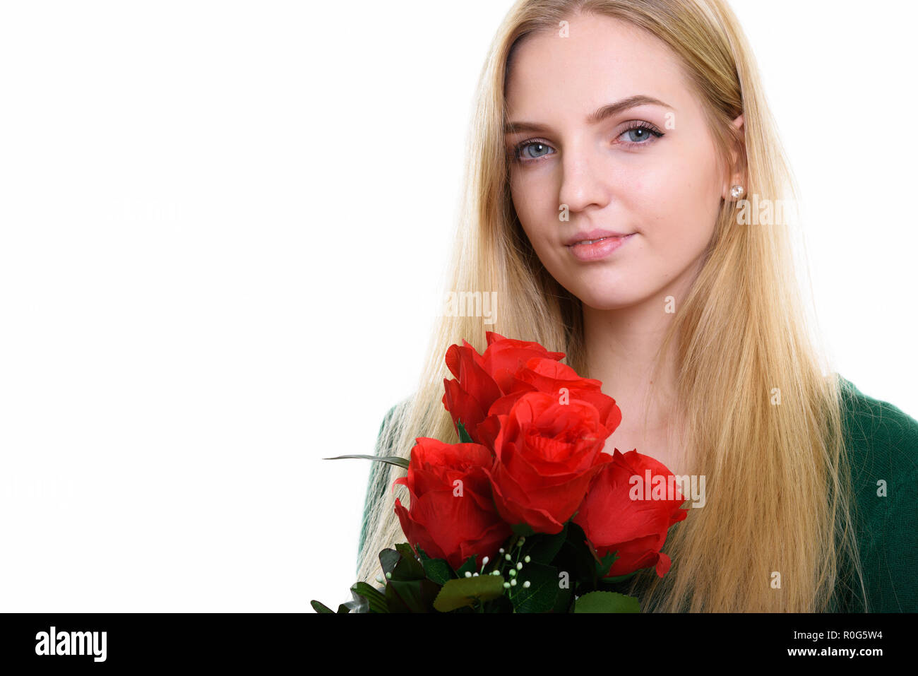 Chiusura del giovane bella ragazza adolescente holding rose rosse pronto Foto Stock