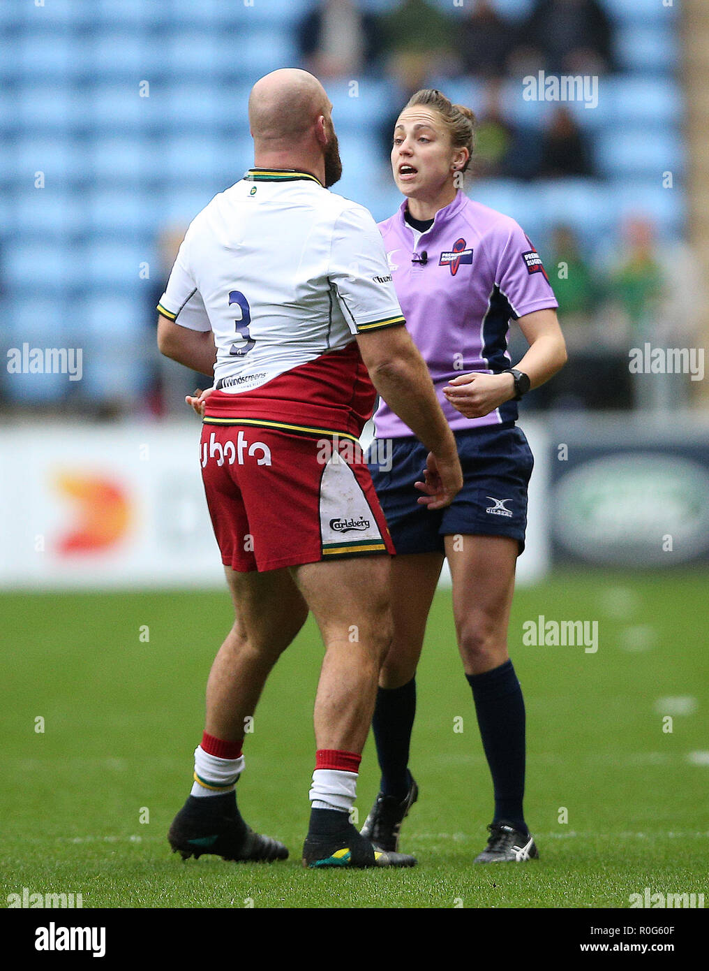 Arbitro Sara Cox parla a Northampton Santi Ben franchi durante la Premiership Gallagher corrispondono al Ricoh Arena Coventry. Foto Stock