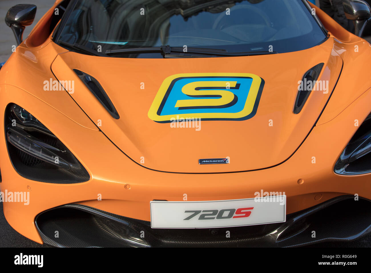 Cofano arancione di una classica vettura da corsa McLaren con logo S visto da vicino. Foto Stock
