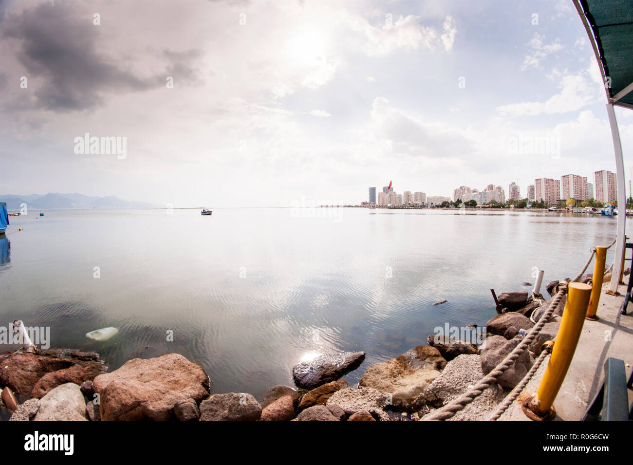 Paesaggio fisheye da Mavisehir Bostanli Izmir in Turchia. Foto Stock