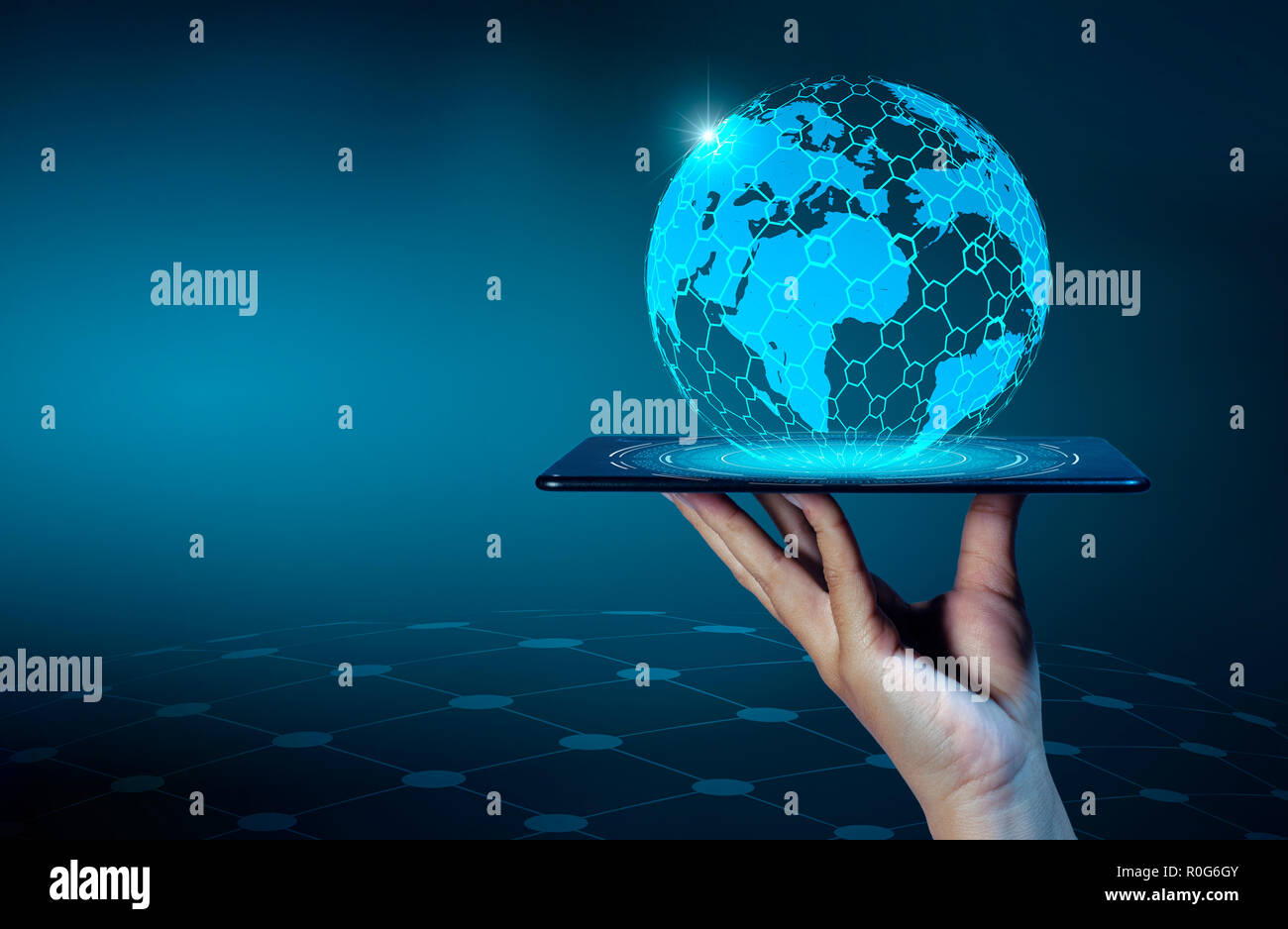 Smart Phone e il Globe collegamenti di comunicazione insolito mondo Internet imprenditori, premere il tasto telefono per comunicare in Internet. Spazio messo pasticcio Foto Stock