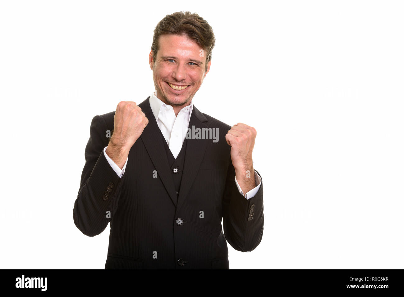 Happy businessman caucasica cercando motivati a braccia alzate Foto Stock