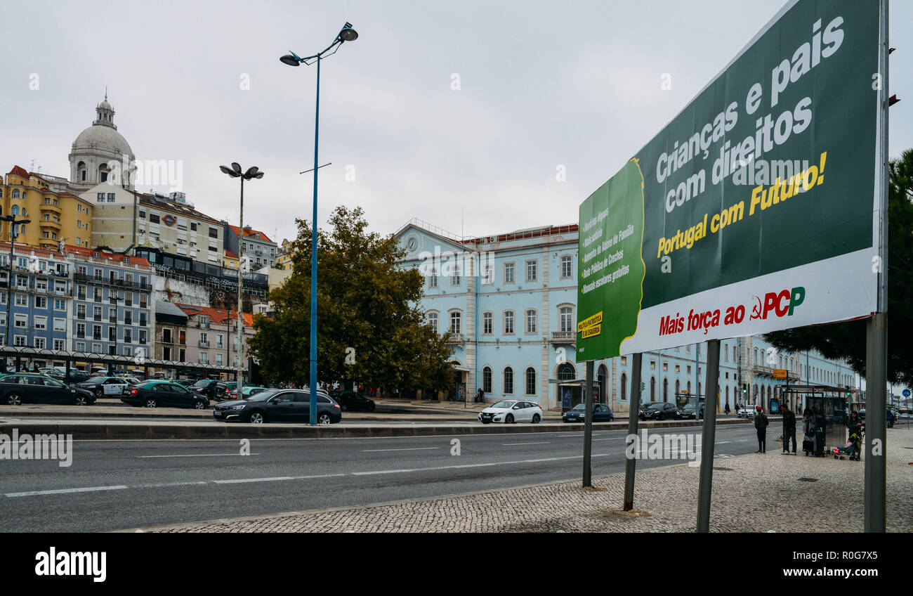 Del Partito comunista portoghese banner all'aperto nel cuore di Lisbona. Segno su slogan scritto "i bambini e il paese con i diritti, Portogallo con il futuro" Foto Stock