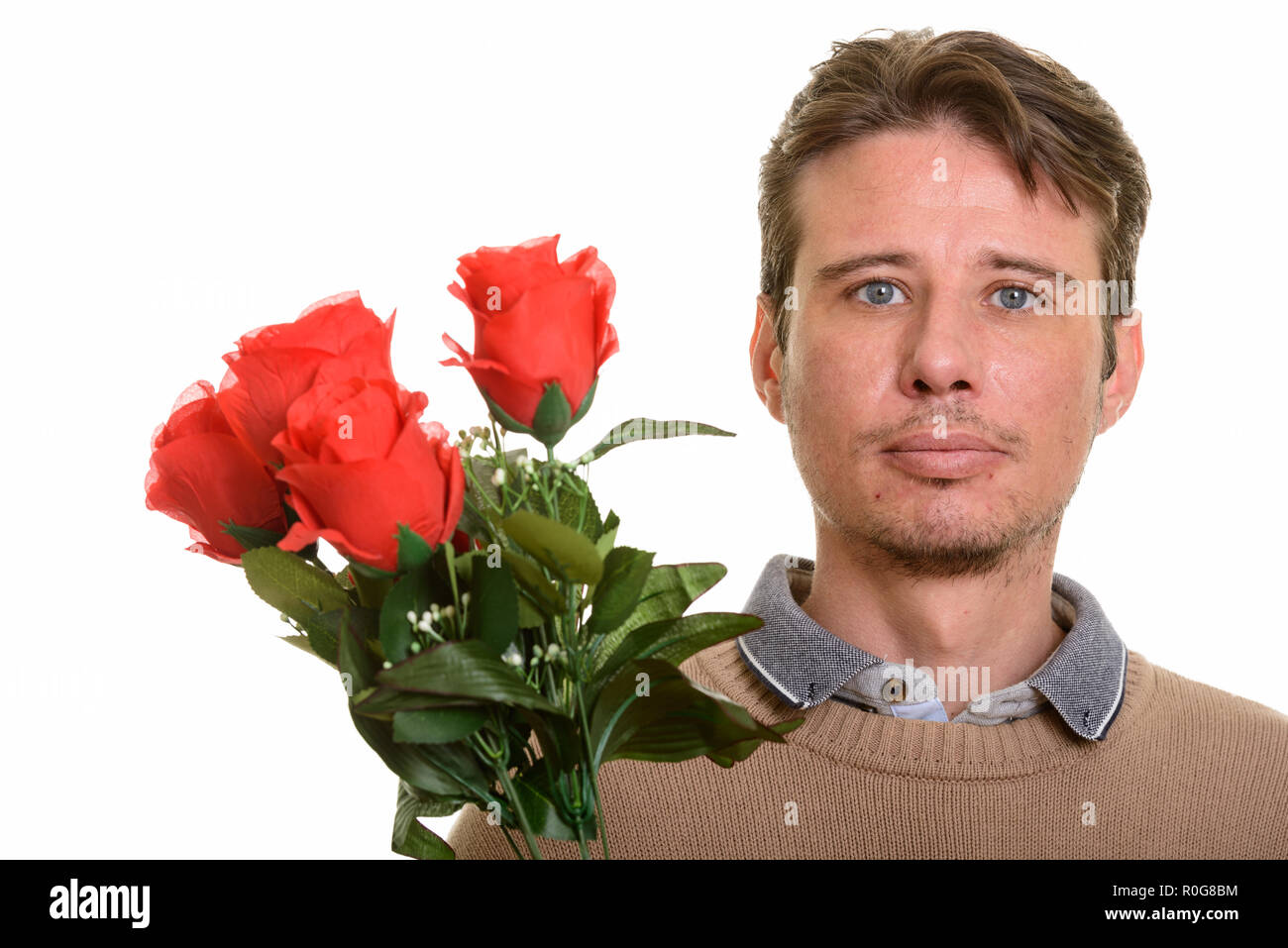 Bel uomo caucasico holding rose rosse pronto per San Valentino d Foto Stock
