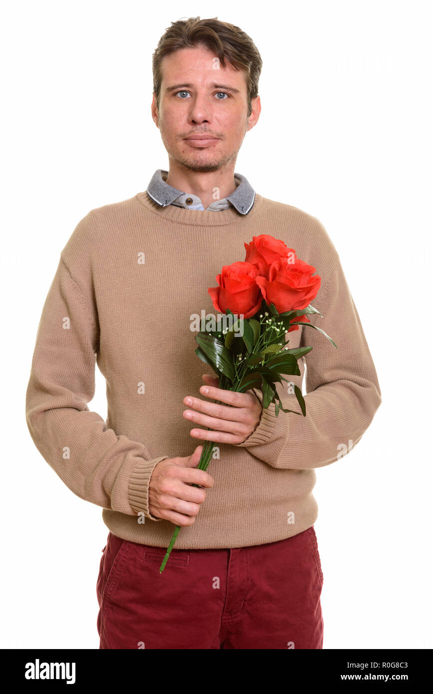 Bel uomo caucasico holding rose rosse pronto per San Valentino d Foto Stock