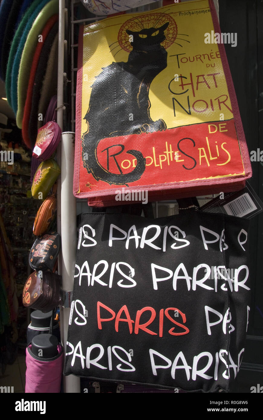 Souvenir Paris tote borse in vendita presso un negozio di Rue Mouffetard, una strada popolare di caffetterie, negozi e mercati, Parigi, Francia. Foto Stock