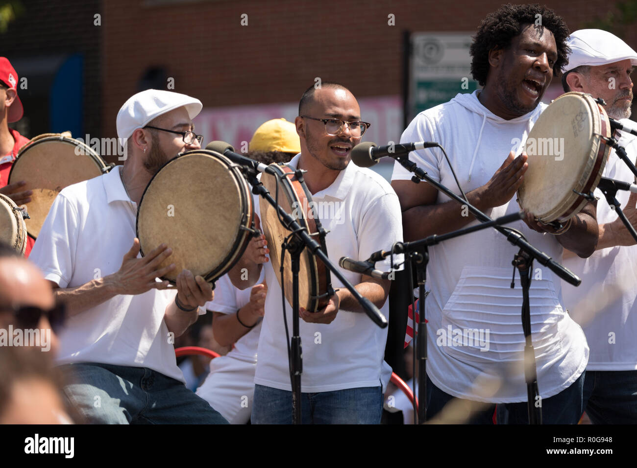 Chicago, Illinois, Stati Uniti d'America - 16 Giugno 2018: Il Puerto Rican People's Parade, Puerto Rican di persone che giocano la musica tradizionale in parata Foto Stock