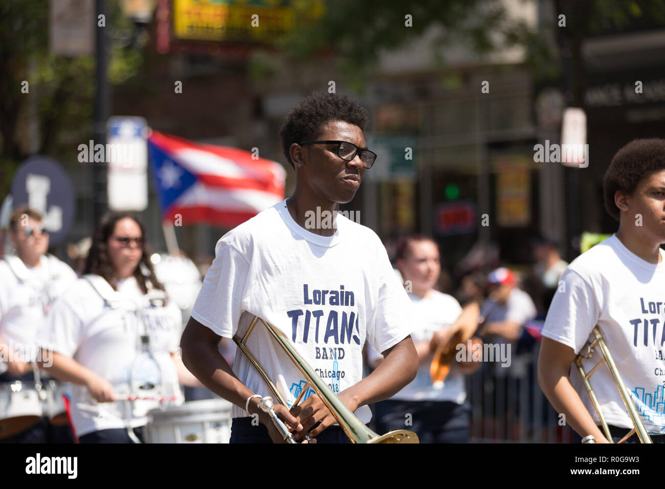 Chicago, Illinois, Stati Uniti d'America - 16 Giugno 2018: Il Puerto Rican People's Parade, membri della Lorain Titans Band Chicago eseguendo la parata Foto Stock