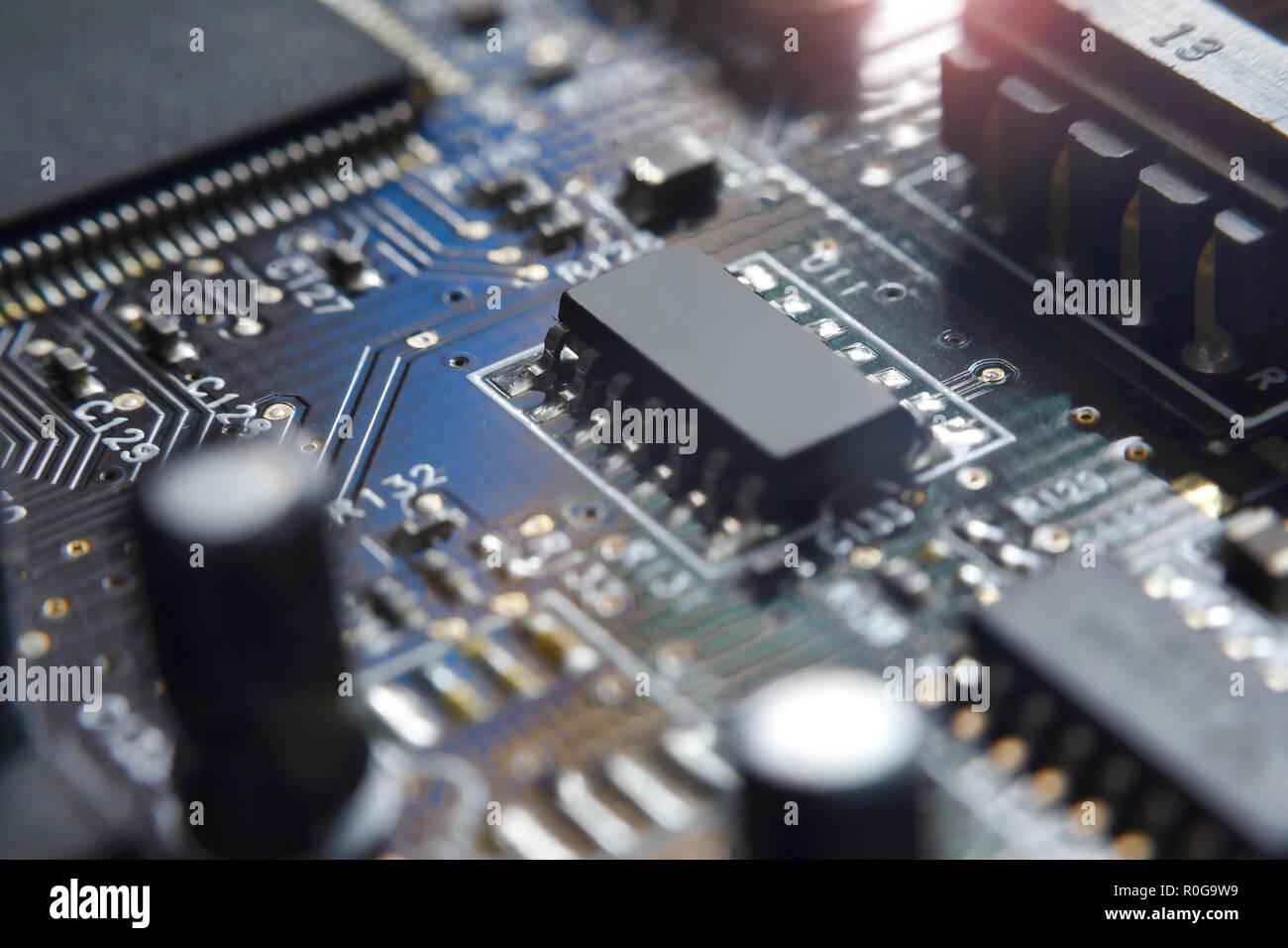 Scheda a circuito elettronico con chip close up per lo sfondo Foto Stock