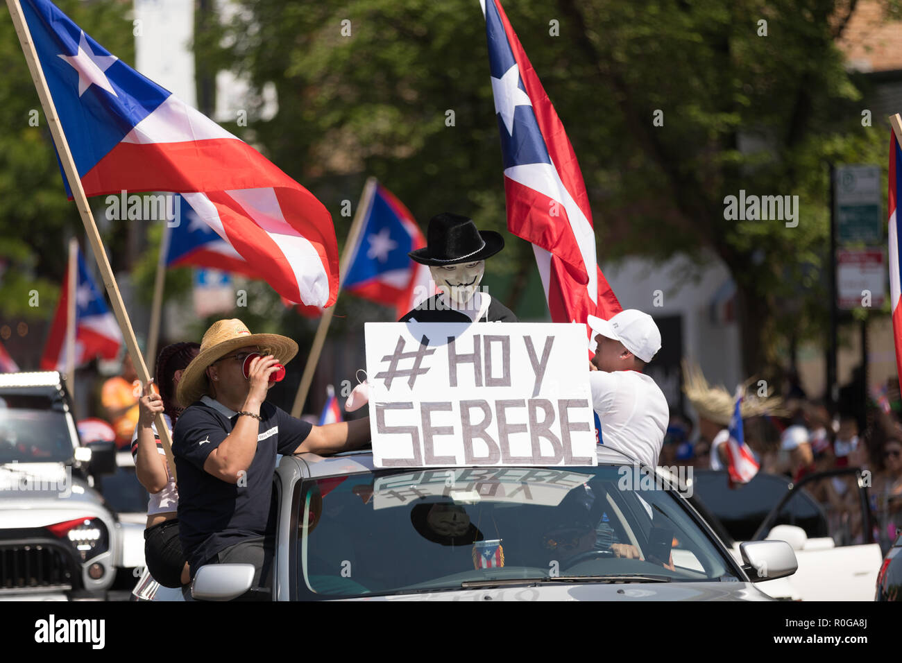 Chicago, Illinois, Stati Uniti d'America - 16 Giugno 2018: Il Puerto Rican People's Parade, Puerton rican di persone a cavallo sulle vetture di celebrare con Puerto Rican e bandiere Foto Stock