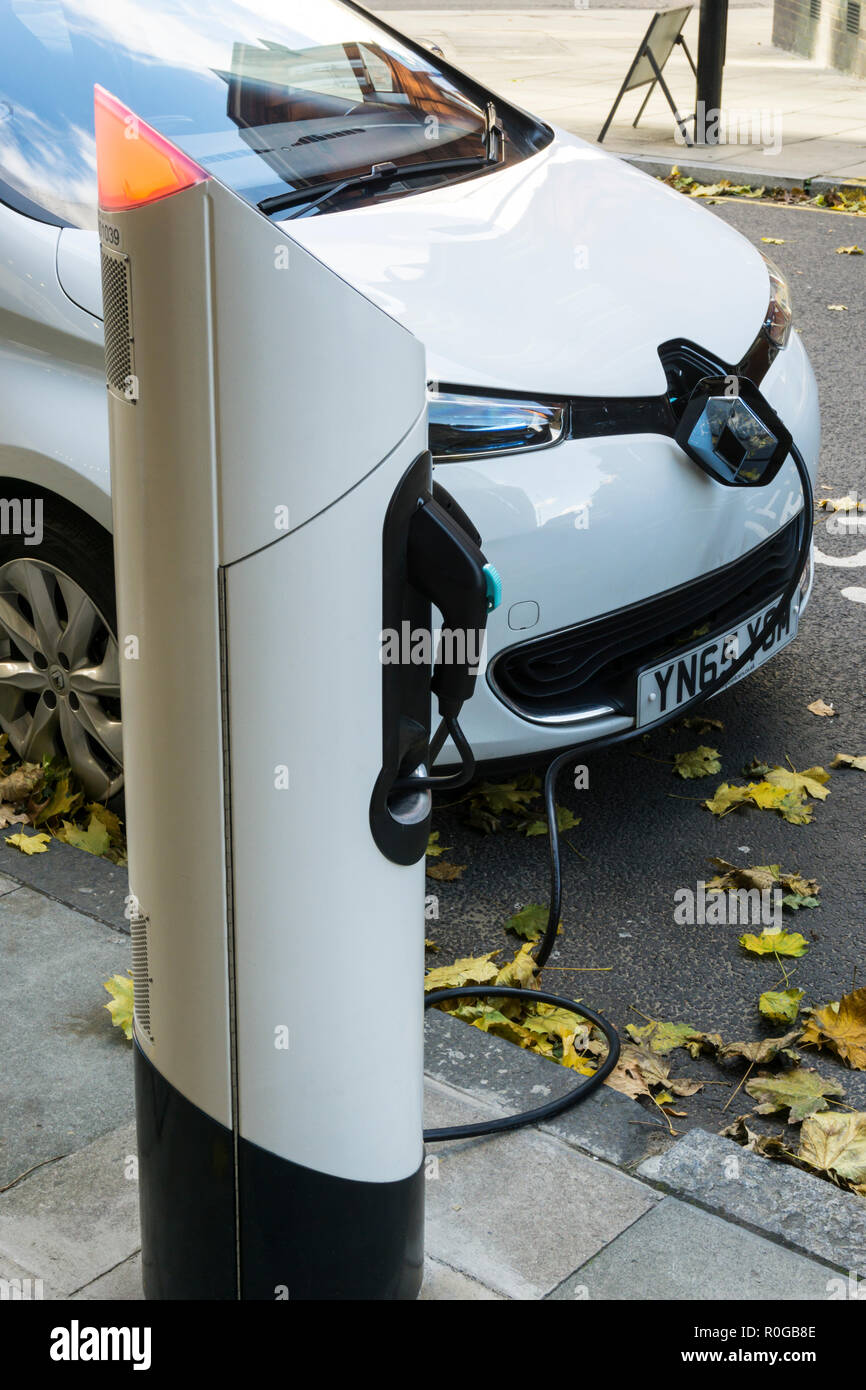 White Renault Zoe Dynamique NAV auto elettrica di carica dal marciapiede al punto di caricamento. Foto Stock
