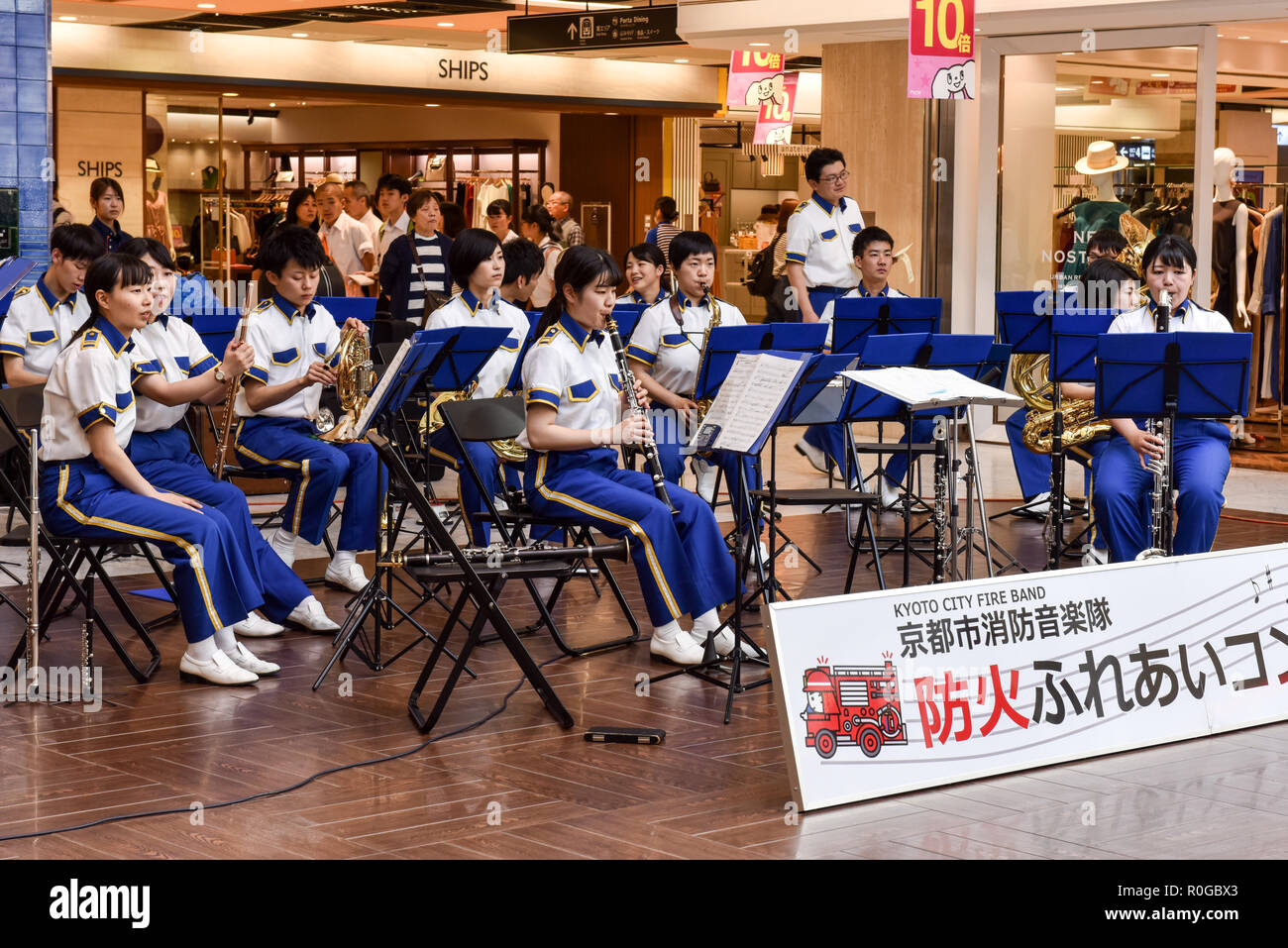 Vigili del fuoco banda musicale in riproduzione in Kyoto, Giappone Foto Stock