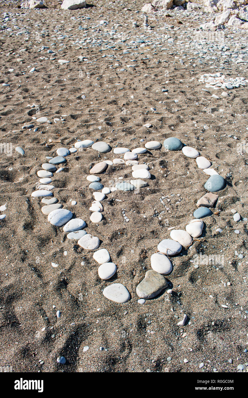 Disposizione di pietra sulla spiaggia, Petra tou Romiou, Cipro Foto Stock