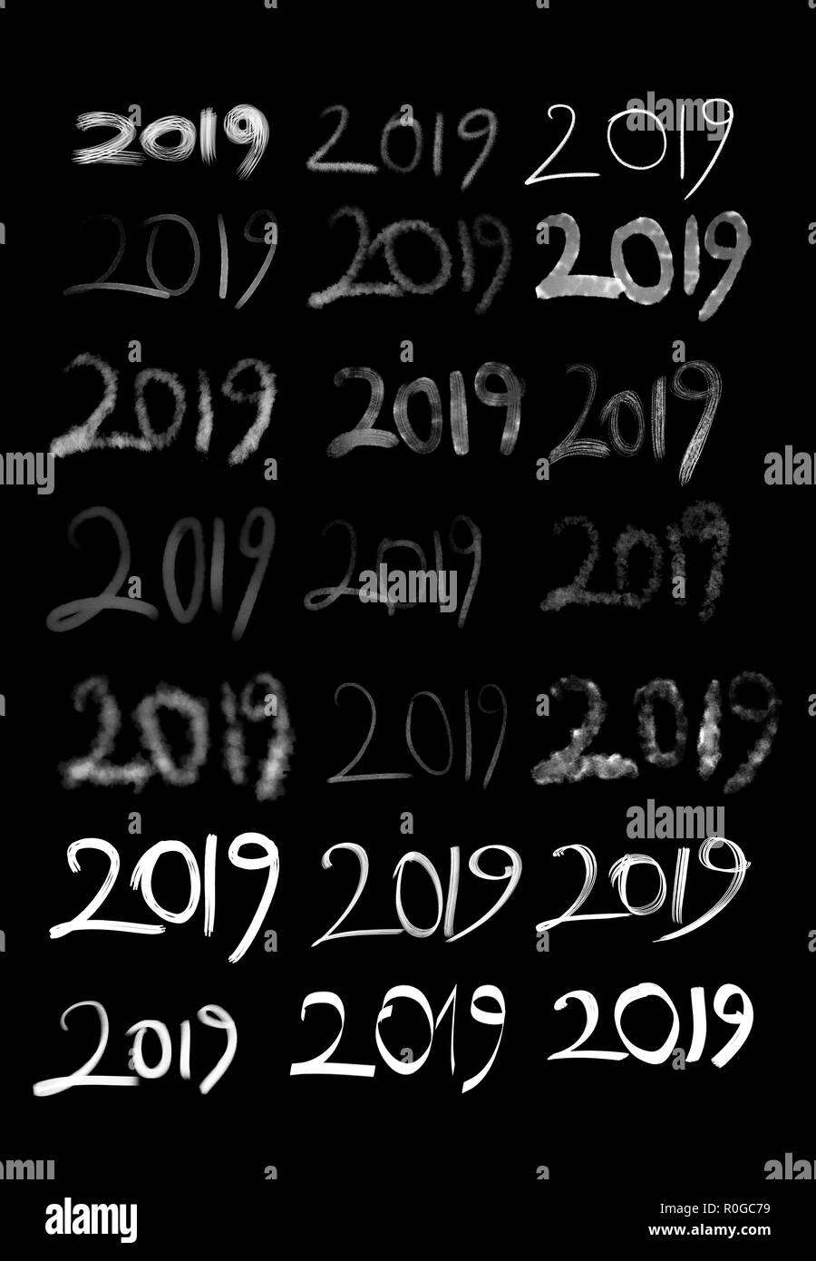 2019 scritto con modi diversi con la mano su uno sfondo nero. Foto Stock