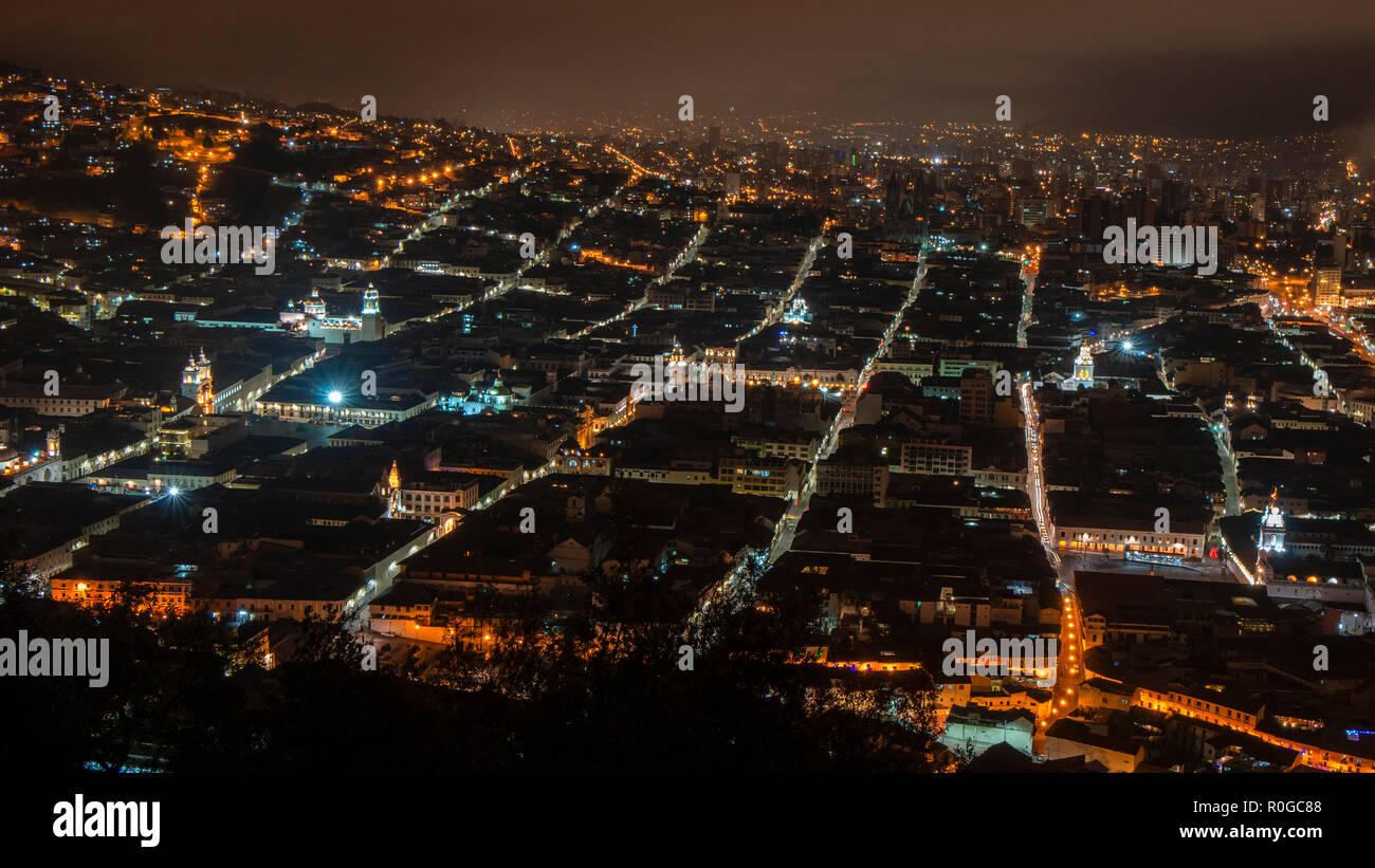 Vista notturna del centro storico della città di Quito capitale dell'Ecuador Foto Stock