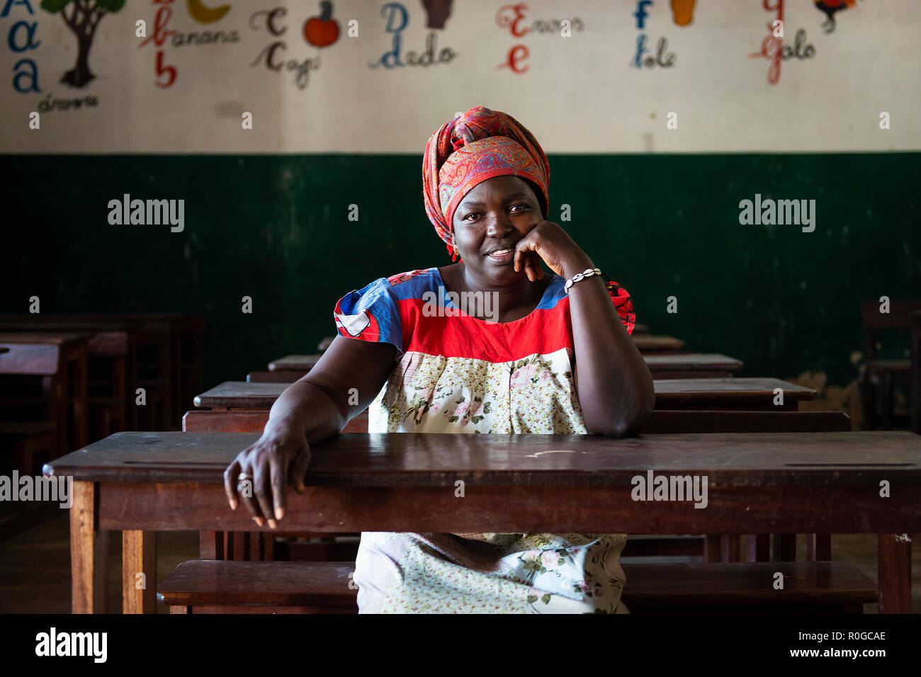 Isola di Orango, Guinea Bissau - 3 Febbraio 2018: Ritratto di un insegnante della scuola all'interno della classe nel villaggio di Eticoga nell'isola di Orango. Foto Stock
