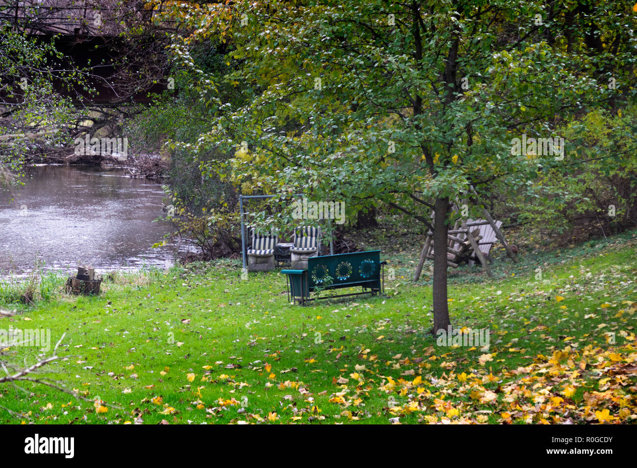 Posto a sedere accanto al Nippersink Creek nella città di Genova, Wisconsin, Stati Uniti d'America. Foto Stock
