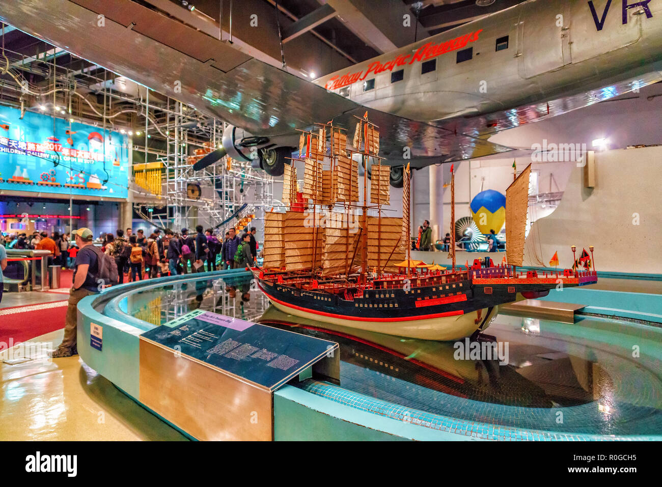 Hong Kong, Cina - 20 Gennaio 2016: Zheng He del Tesoro del Modello di nave in Hong Kong Science Museum. Vista interna. La gente guarda attrazioni dimostrando Foto Stock