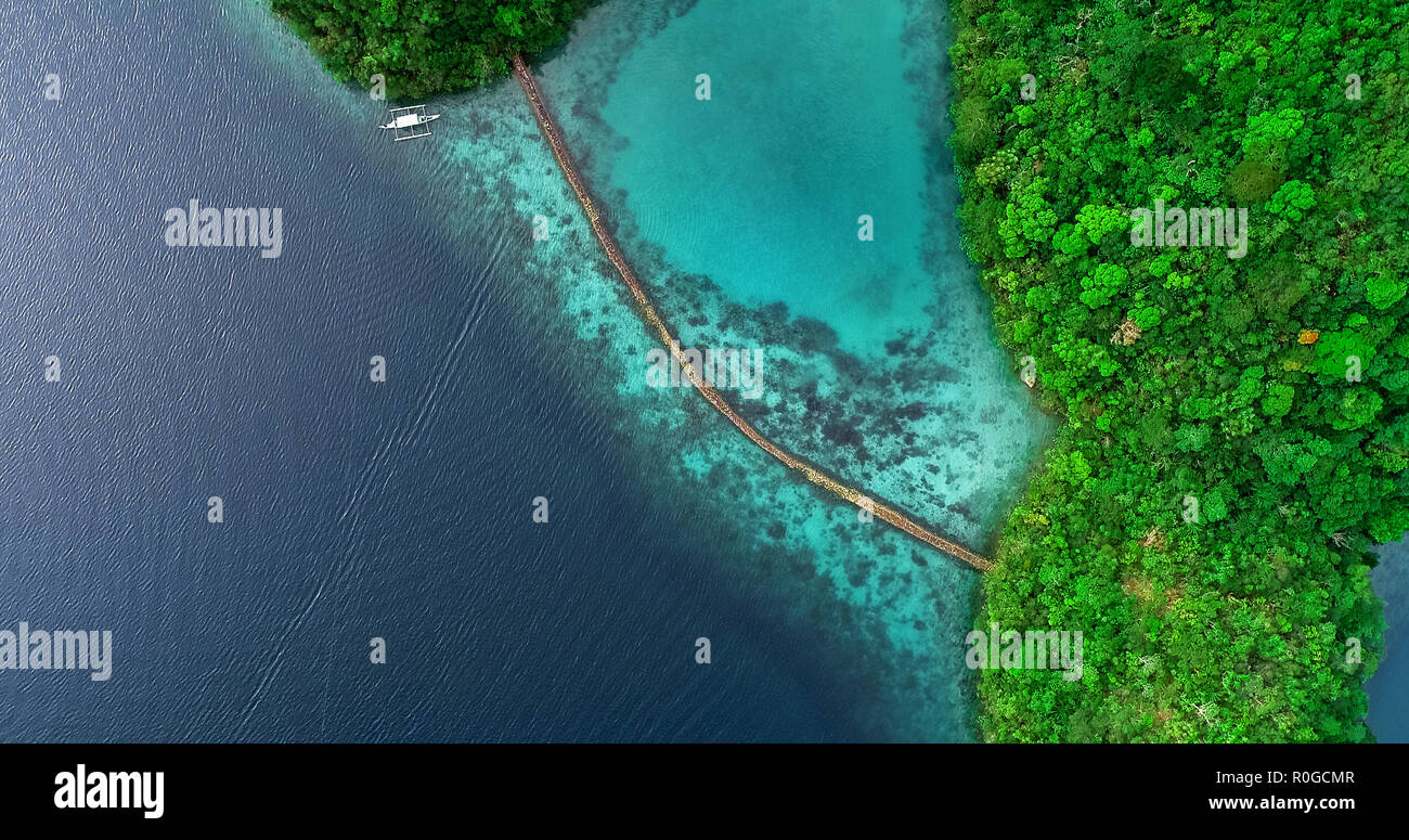 Vista aerea della laguna Sugba. Bellissimo paesaggio con mare blu lagoon e ponte, Parco Nazionale, Siargao Island, Filippine. Foto Stock