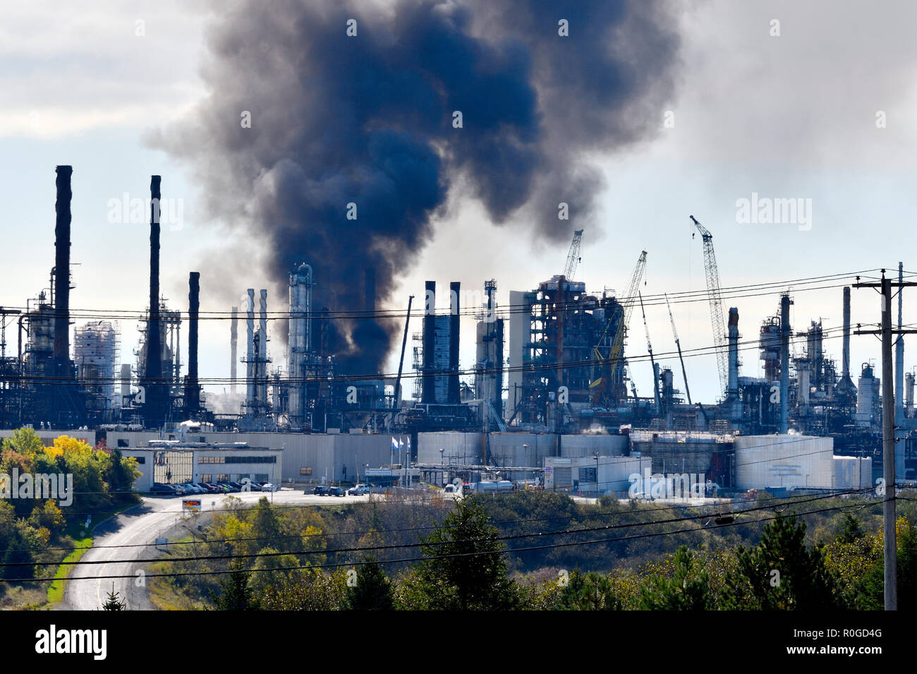 Un'esplosione e un incendio alla raffineria Irving Oil il 6 ottobre 2018, a Saint John New Brunswick Canada Foto Stock