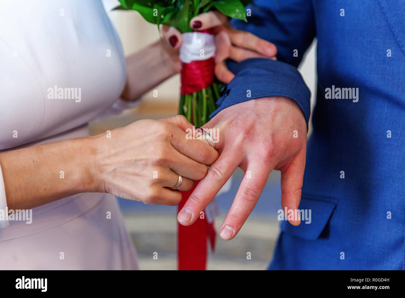 Sposa E Lo Sposo Matrimonio Le Mani Con Anelli Di Nozze Sposa Mettendo Mano Anello Di