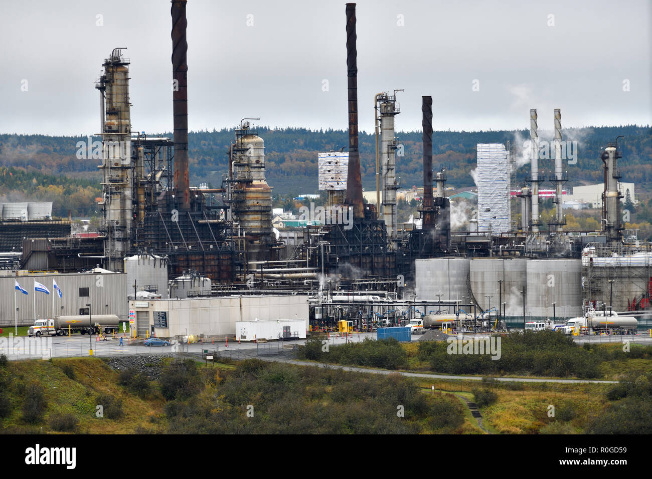 Una sezione della raffineria Irving Oil dopo l'incendio del 6 ottobre 2018 è stata messa fuori, situata nella città di San Giovanni New Brunswick Canada. Foto Stock