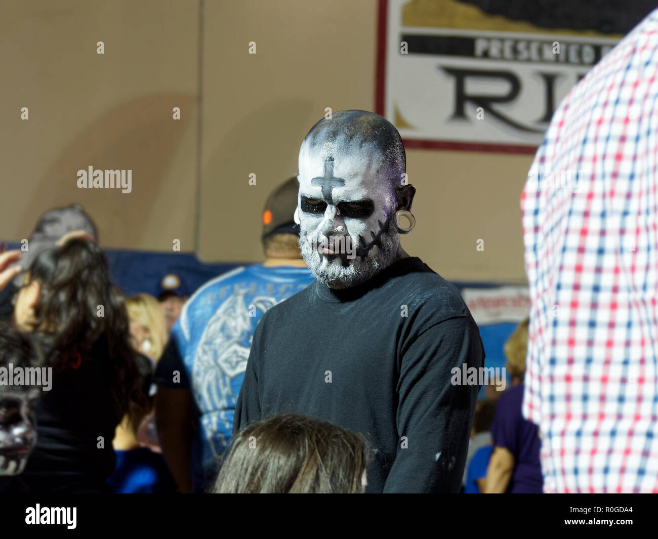 Un night shot di un uomo in faccia la vernice al 2018 Dia de los Muertos o, il giorno dei morti, celebrazione nel Corpus Christi, Texas USA. Foto Stock