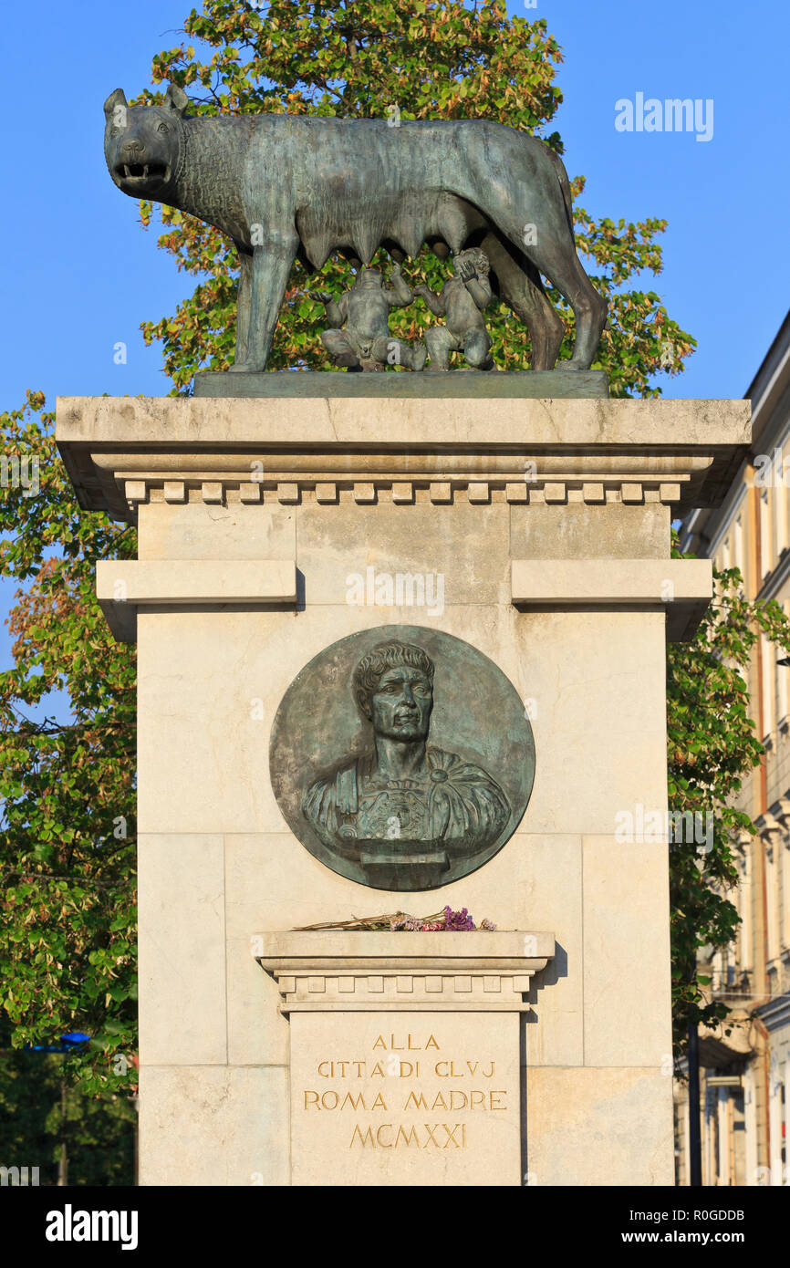 Statua del "Lupo capitolino' allattamento i gemelli Romolo e Remo dalla leggenda della fondazione di Roma a Cluj Napoca, Romania Foto Stock