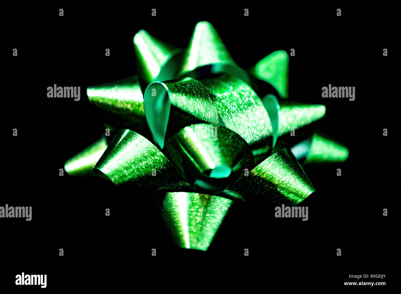 Un (1) Natale in Satin Ribbon - Satin di colore verde su sfondo nero. Camera per copia. Foto Stock