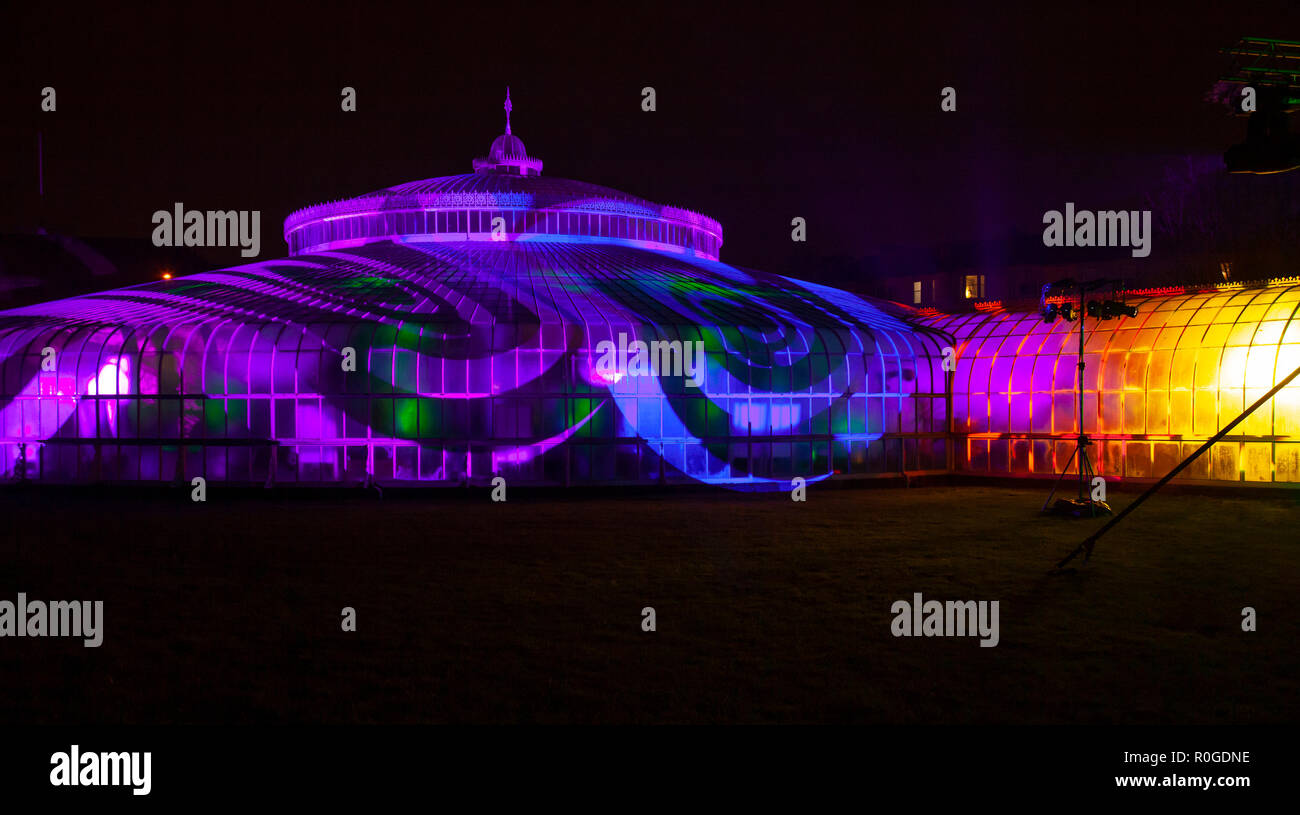Moto vorticoso di luce e ombra di patterns proiettati sul Kibble Palace come parte dell'inverno GlasGLOW evento, dove il Giardino Botanico è illuminata di notte Foto Stock